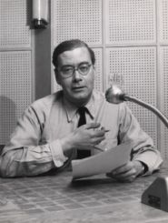 Friedrich Luft im Oktober 1958 im RIAS-Studio während seiner Sendung Stimme der Kritik, Foto: RIAS-Schnell, Friedrich-Luft-Archiv