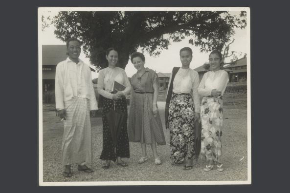 Inge Deutschkron mit Lehramtsstudent*innen, Burma, 1954